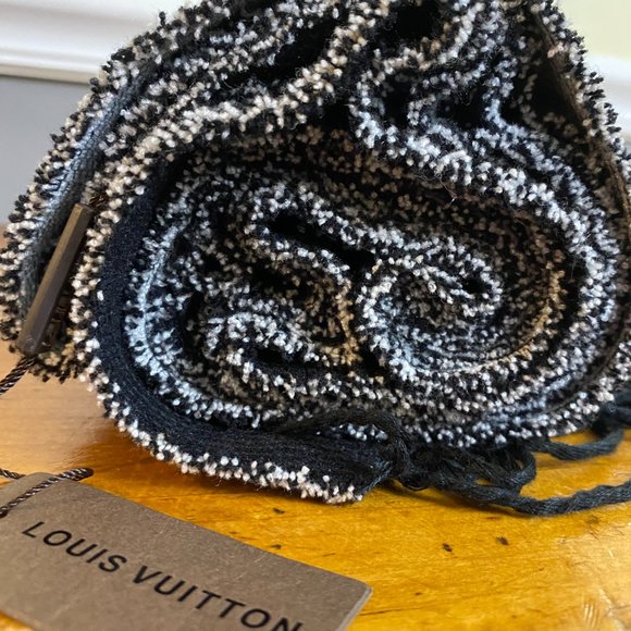 Louis Vuitton SCARF Pefect: Chasmere and Silk! - Picture 3 of 4